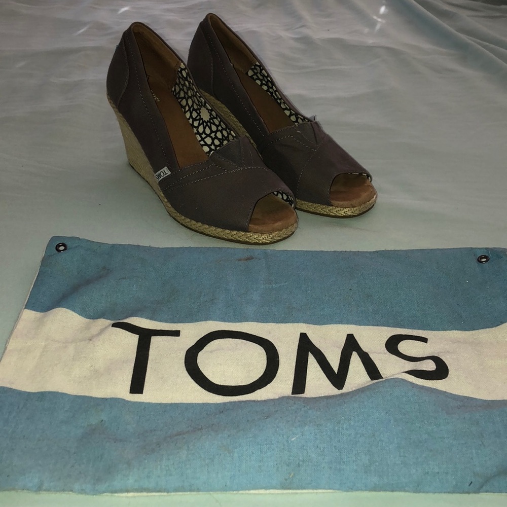 Tom’s Gray peep toe wedges